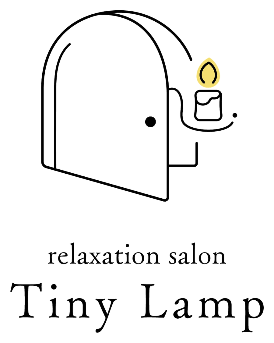 relaxation salon Tiny Lamp のロゴ。扉を開けた横顔と、小さなキャンドルの灯り